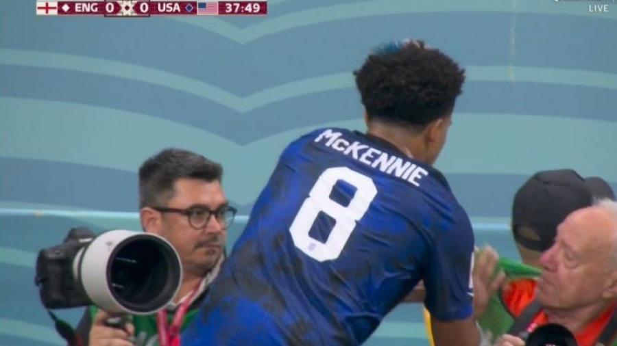 مونديال: حركة 'مشينة' من لاعب أمريكي بحق مصور مونديال: حركة 'مشينة' من لاعب أمريكي بحق مصور