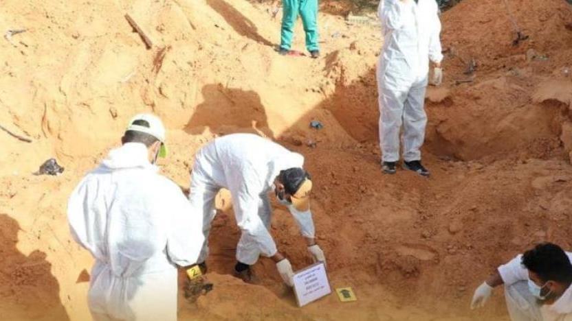 استخراج جثتين مجهولتين من مقبرة جماعية جديدة استخراج جثتين مجهولتين من مقبرة جماعية جديدة