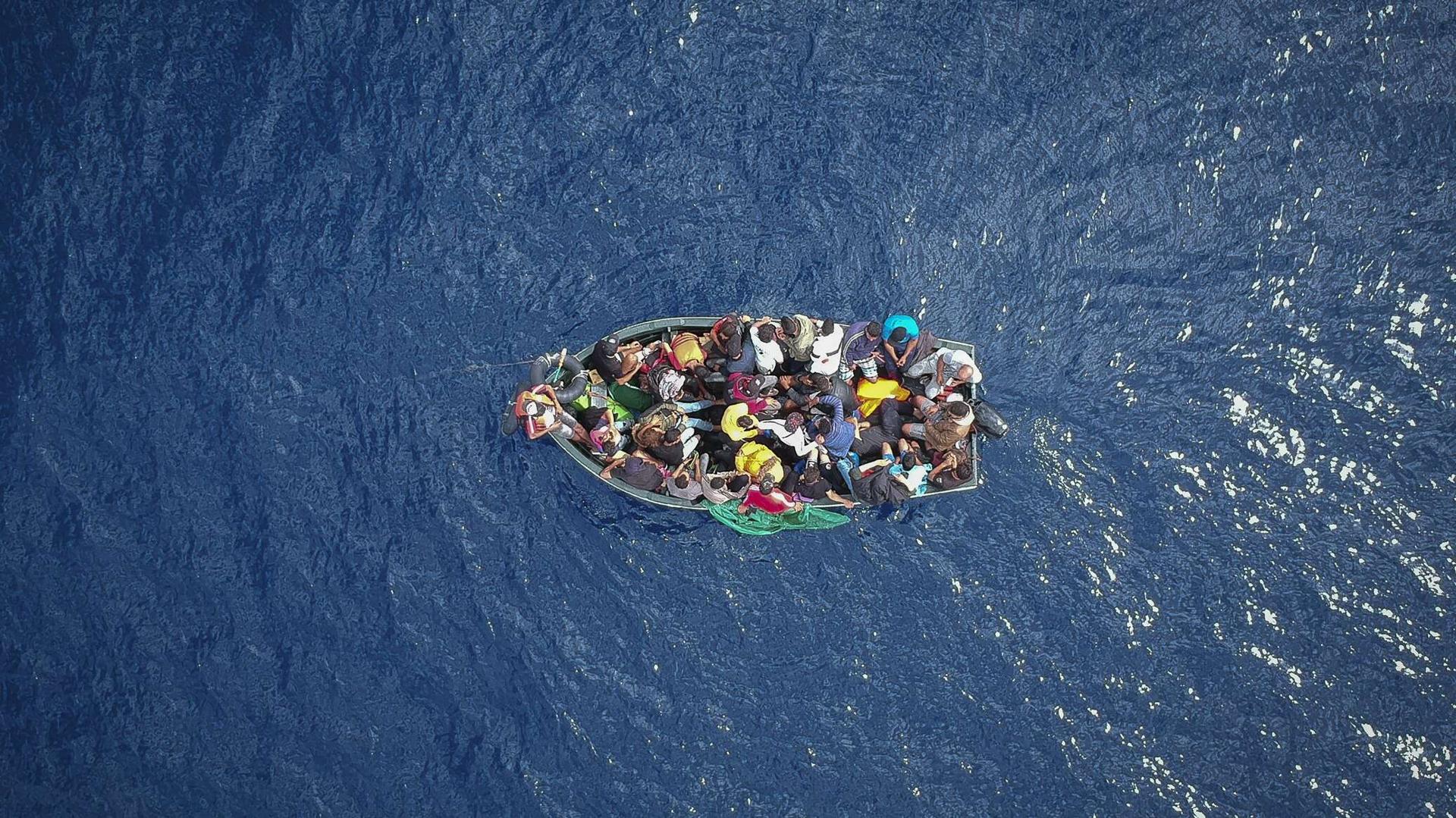 السلطات الليبية تعترض قاربا يضم أكثر من 600 مهاجر غير شرعي السلطات الليبية تعترض قاربا يضم أكثر من 600 مهاجر غير شرعي