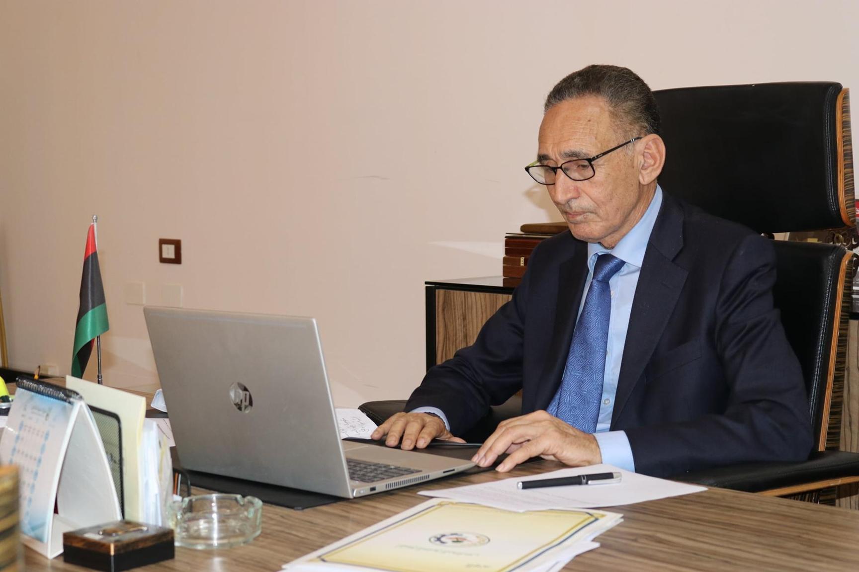 وزير الاقتصاد والتجارة الليبي يدعو رجال الاعمال والمستثمرين في تونس وليبيا الى الاستثمار في المواني والمناطق الحرة للعبور إلى افريقيا وزير الاقتصاد والتجارة الليبي يدعو رجال الاعمال والمستثمرين في تونس وليبيا الى الاستثمار في المواني والمناطق الحرة للعبور إلى افريقيا
