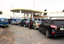 تفاقم أزمة البنزين جنوب ليبيا.. والأسر لا تتحمل أسعار السوق السوداء تفاقم أزمة البنزين جنوب ليبيا.. والأسر لا تتحمل أسعار السوق السوداء