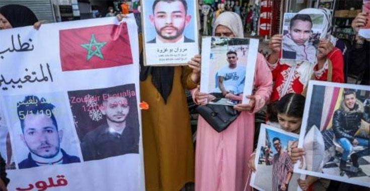عائلات مغاربة مفقودين على طرق الهجرة تطالب بكشف مصيرهم.. سواء في ليبيا أو أوروبا عائلات مغاربة مفقودين على طرق الهجرة تطالب بكشف مصيرهم.. سواء في ليبيا أو أوروبا