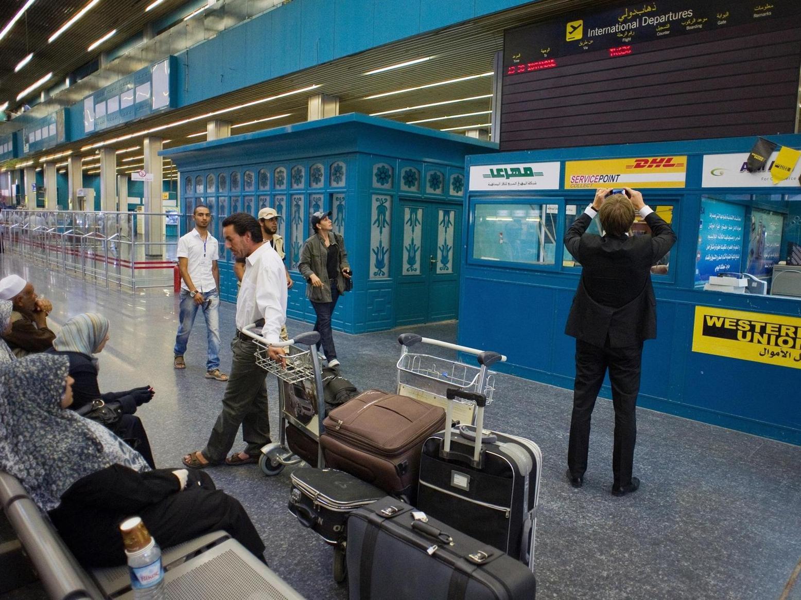 قلق على الحريات في ليبيا.. انتقادات حقوقية لتقييد سفر النساء قلق على الحريات في ليبيا.. انتقادات حقوقية لتقييد سفر النساء