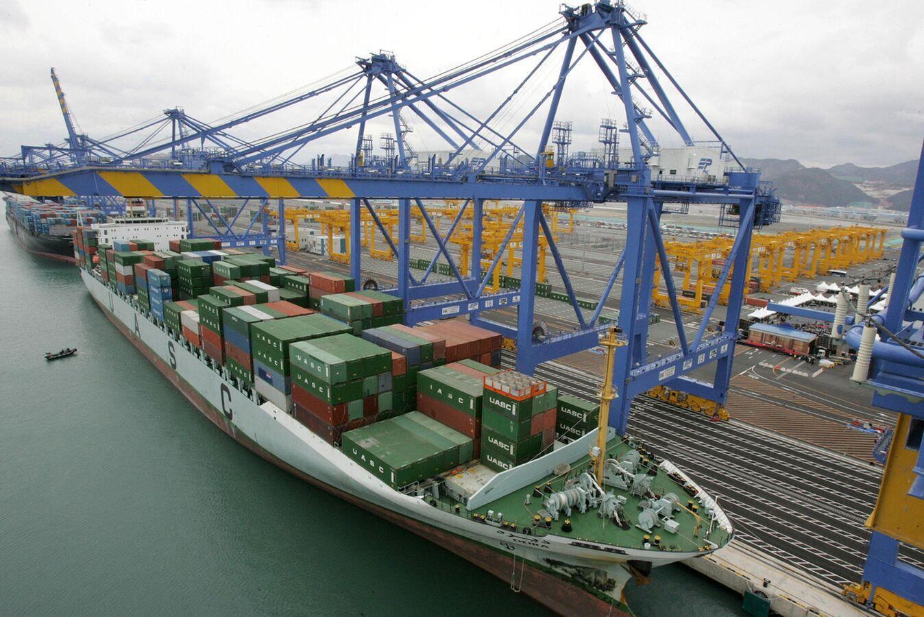 مسؤول إيراني: رسو سفينة صادرات إيرانية في ليبيا تزامنا مع زيارة رئيسي إلى 3 دول أفريقية مسؤول إيراني: رسو سفينة صادرات إيرانية في ليبيا تزامنا مع زيارة رئيسي إلى 3 دول أفريقية