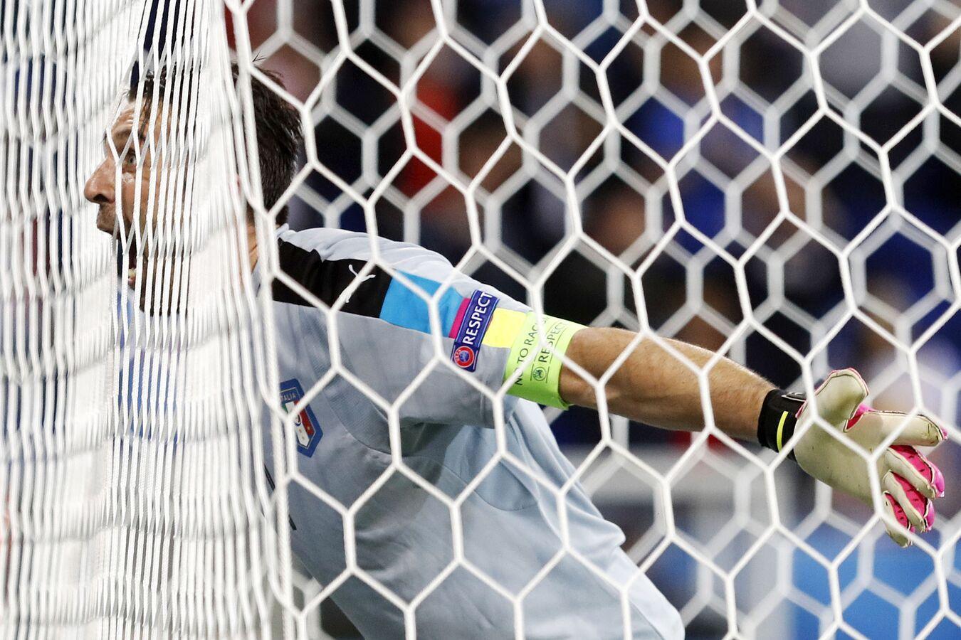 بوفون يعلن اعتزاله كرة القدم بوفون يعلن اعتزاله كرة القدم