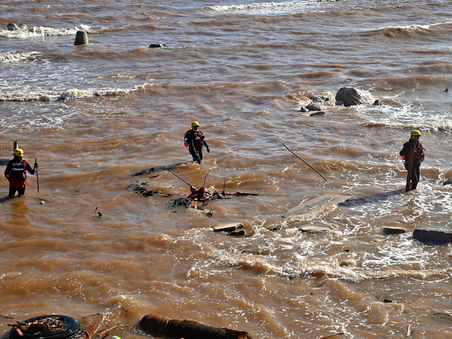 نقص المعدات يعرقل عمليات انتشال الجثث في درنة نقص المعدات يعرقل عمليات انتشال الجثث في درنة