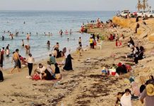 إقبال على الاصطياف رغم تلوث الشواطئ إقبال على الاصطياف رغم تلوث الشواطئ