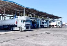 وسط ازدحام على محطات الوقود.. البريقة تؤكد استمرار توزيع الوقود على شركات التوزيع وسط ازدحام على محطات الوقود.. البريقة تؤكد استمرار توزيع الوقود على شركات التوزيع