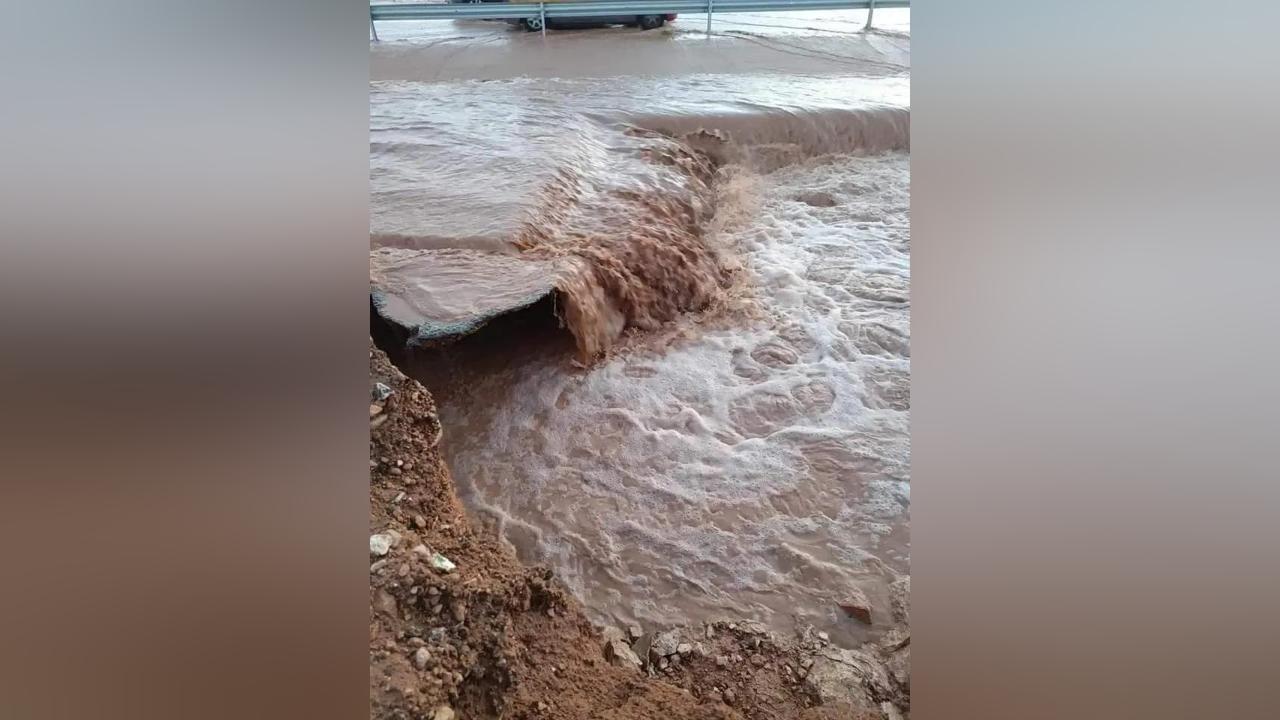 انقطاع طرق في وادي مسلقون ووادي الحسي جراء السيول