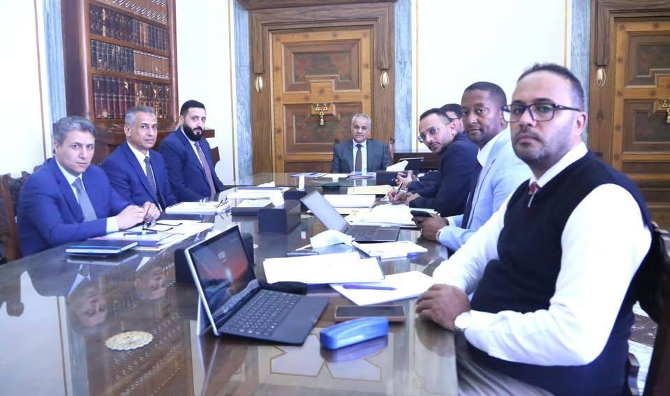 تداعيات تخفيض الدينار الليبي: جدل متصاعد