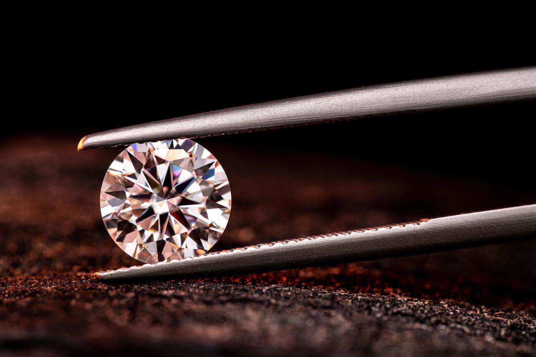 عملاق الألماس في أفريقيا يخفض إنتاجه بسبب ضعف السوق العالمية عملاق الألماس في أفريقيا يخفض إنتاجه بسبب ضعف السوق العالمية