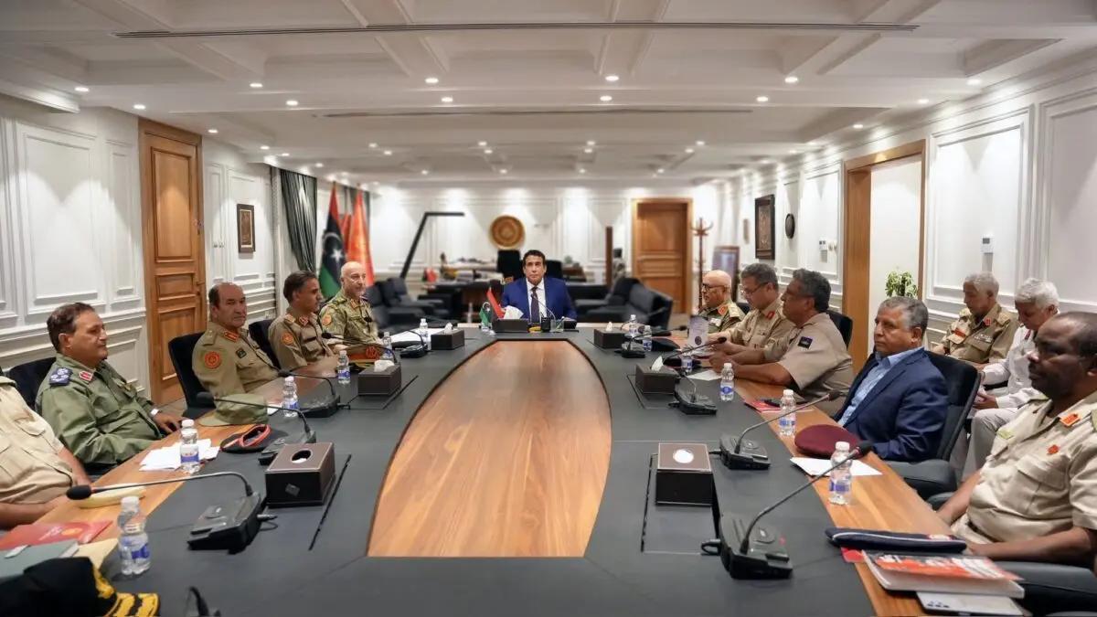 القائد الأعلى للجيش يعقد اجتماعاً لبحث الهيكلة العسكرية القائد الأعلى للجيش يعقد اجتماعاً لبحث الهيكلة العسكرية