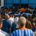 طوابير غاضبة أمام البنوك في ليبيا مع تصاعد الأزمة النقدية طوابير غاضبة أمام البنوك في ليبيا مع تصاعد الأزمة النقدية