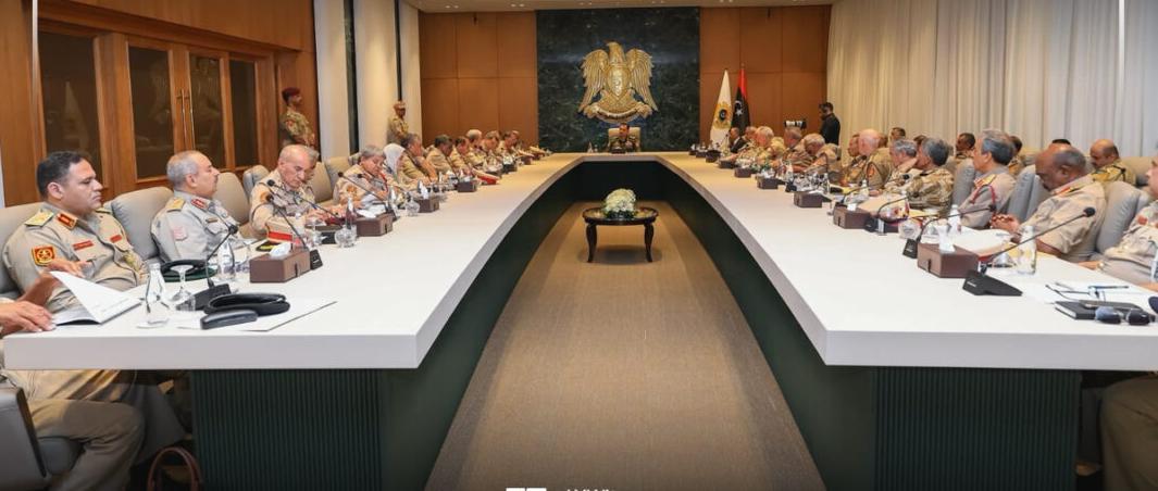 صدام حفتر يتابع مع قادة الجيش تنفيذ رؤية التطوير 2030 صدام حفتر يتابع مع قادة الجيش تنفيذ رؤية التطوير 2030