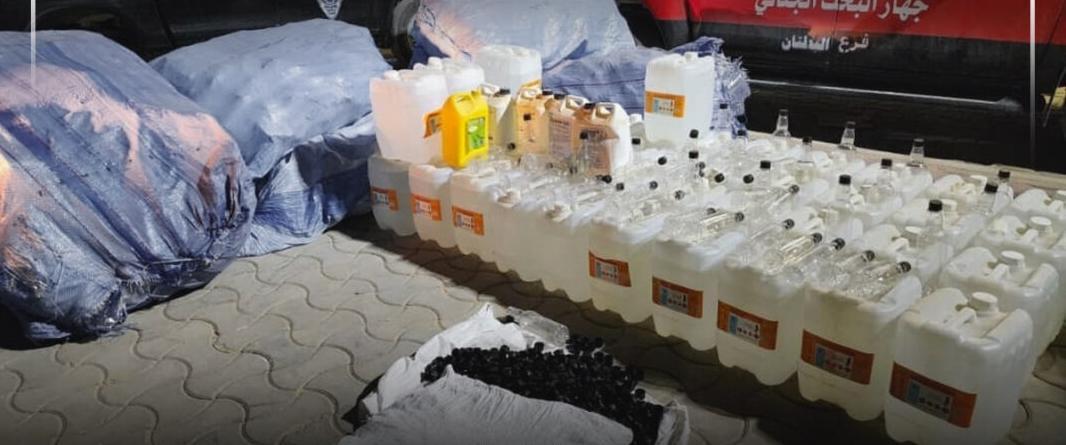 جهاز البحث الجنائي يضبط مصنعًا سريًا لتصنيع الخمور شرق طبرق جهاز البحث الجنائي يضبط مصنعًا سريًا لتصنيع الخمور شرق طبرق