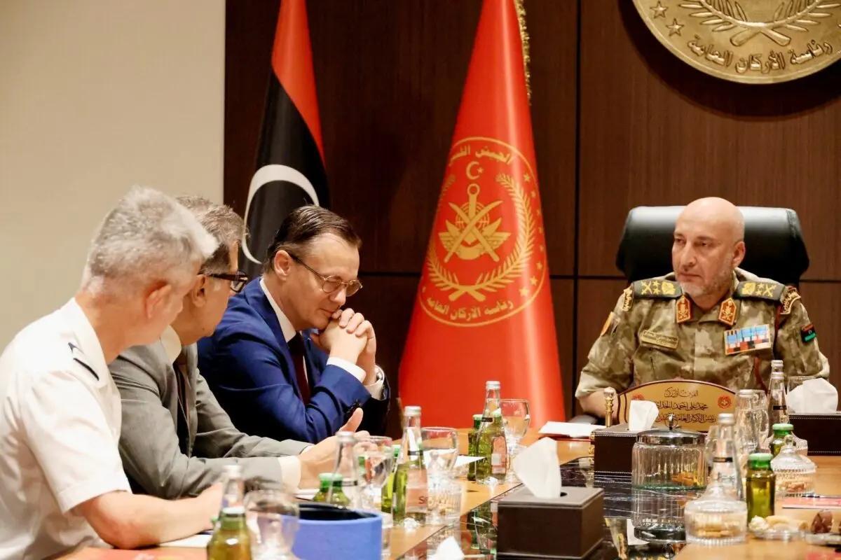 الحداد يبحث مع السفير الفرنسي الجديد تعزيز التعاون العسكري الحداد يبحث مع السفير الفرنسي الجديد تعزيز التعاون العسكري