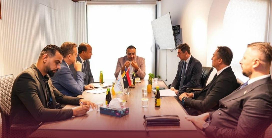 العول يبحث مع وفد من البوسنة تعزیز الاستثمار وتنظيم المعارض العول يبحث مع وفد من البوسنة تعزیز الاستثمار وتنظيم المعارض