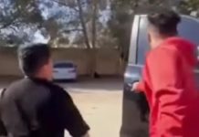 موكب مسلّح لمرافقة ابن قائد ميليشيا ليبي من مدرسة ابتدائية موكب مسلّح لمرافقة ابن قائد ميليشيا ليبي من مدرسة ابتدائية