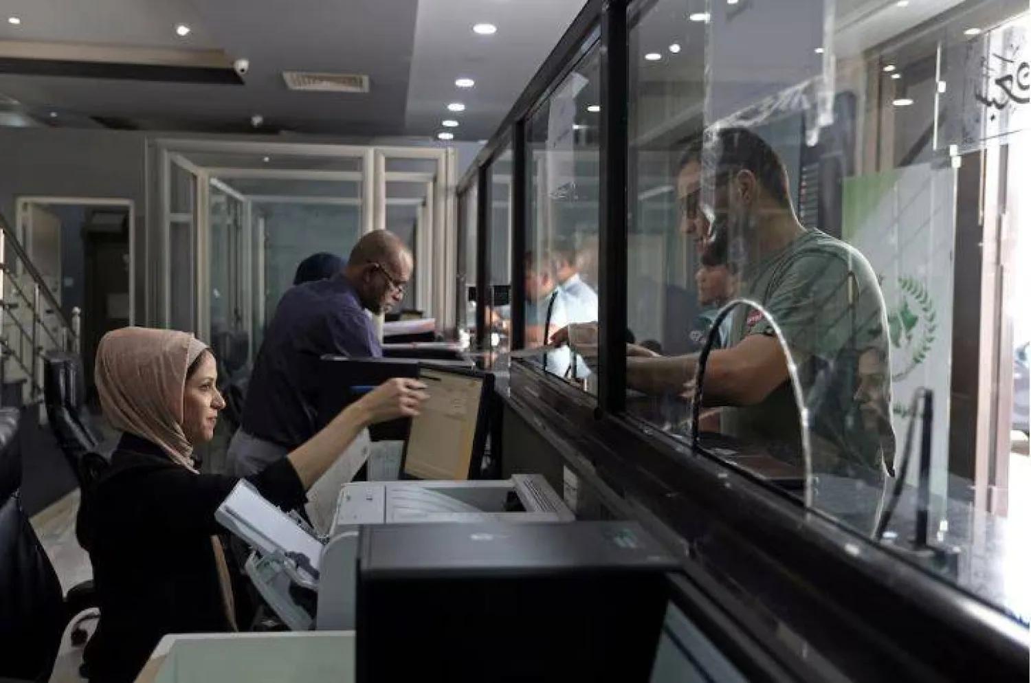 «العمولة على الراتب»... استنزاف جديد يرهق الليبيين