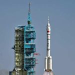 عودة رواد صينيين إلى الأرض بعد أن علقوا في محطة تيانغونغ عودة رواد صينيين إلى الأرض بعد أن علقوا في محطة تيانغونغ