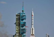 عودة رواد صينيين إلى الأرض بعد أن علقوا في محطة تيانغونغ عودة رواد صينيين إلى الأرض بعد أن علقوا في محطة تيانغونغ