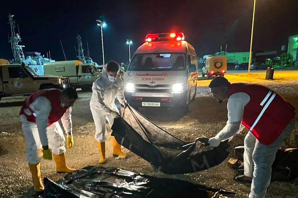 غرق مهاجرين قرب شواطئ الخمس.. «الهلال الأحمر» ينتشل الضحايا غرق مهاجرين قرب شواطئ الخمس.. «الهلال الأحمر» ينتشل الضحايا