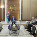 لوحة للقذافي ملطخة بالدماء في اجتماع مع وفد أميركي تثير ضجة لوحة للقذافي ملطخة بالدماء في اجتماع مع وفد أميركي تثير ضجة