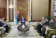 لوحة للقذافي ملطخة بالدماء في اجتماع مع وفد أميركي تثير ضجة لوحة للقذافي ملطخة بالدماء في اجتماع مع وفد أميركي تثير ضجة