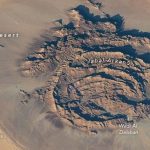 ناسا تنشر صورة مذهلة لجبل أركنو الحلقي في صحراء ليبيا الكبرى ناسا تنشر صورة مذهلة لجبل أركنو الحلقي في صحراء ليبيا الكبرى