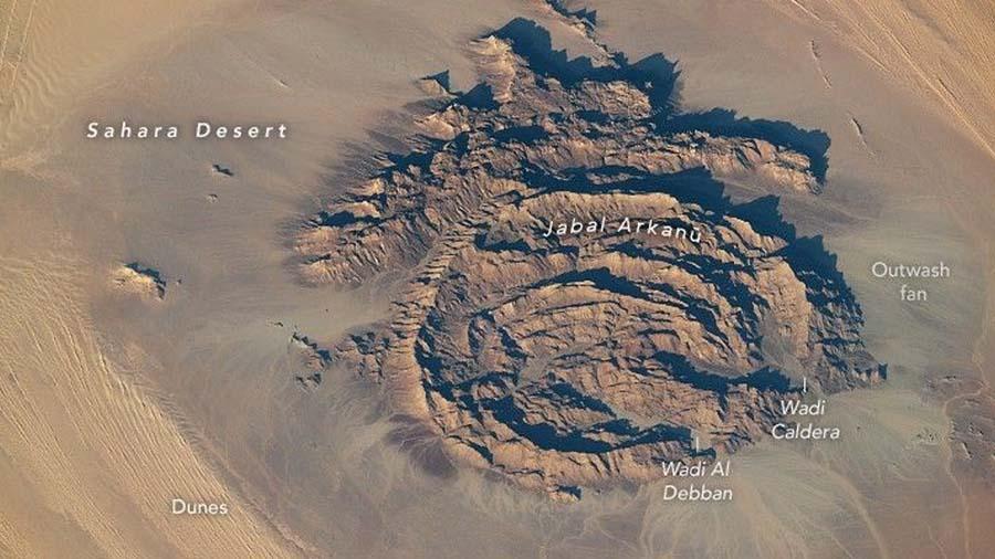 ناسا تنشر صورة مذهلة لجبل أركنو الحلقي في صحراء ليبيا الكبرى