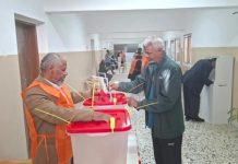 بالصور المواطنون يتوافدون لاختيار مرشحيهم للانتخابات البلدية بالصور المواطنون يتوافدون لاختيار مرشحيهم للانتخابات البلدية