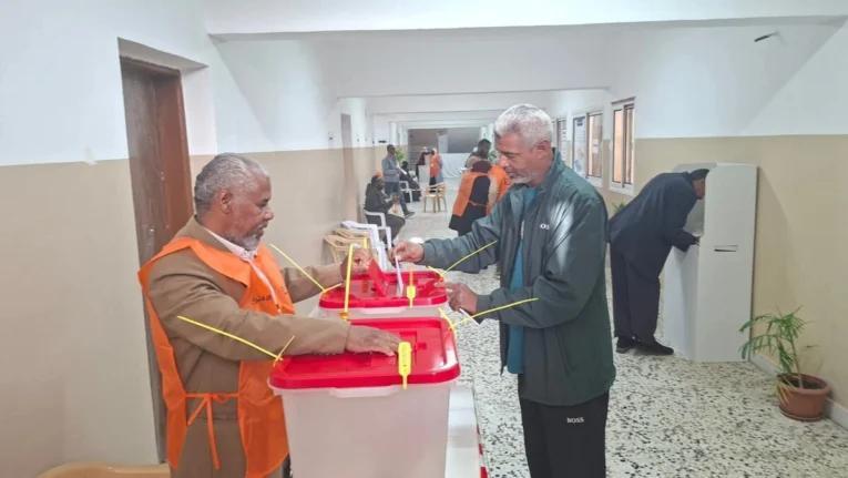 بالصور المواطنون يتوافدون لاختيار مرشحيهم للانتخابات البلدية بالصور المواطنون يتوافدون لاختيار مرشحيهم للانتخابات البلدية