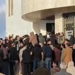 اختفاء السيولة من المصارف يفجر غضب الليبيين اختفاء السيولة من المصارف يفجر غضب الليبيين