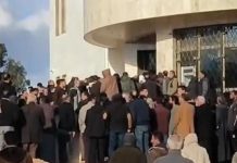 اختفاء السيولة من المصارف يفجر غضب الليبيين اختفاء السيولة من المصارف يفجر غضب الليبيين