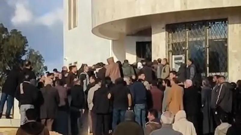 اختفاء السيولة من المصارف يفجر غضب الليبيين اختفاء السيولة من المصارف يفجر غضب الليبيين