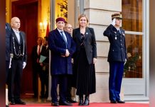 عقيلة صالح يناقش الحل السياسي للأزمة مع المسؤولين الفرنسيين عقيلة صالح يناقش الحل السياسي للأزمة مع المسؤولين الفرنسيين