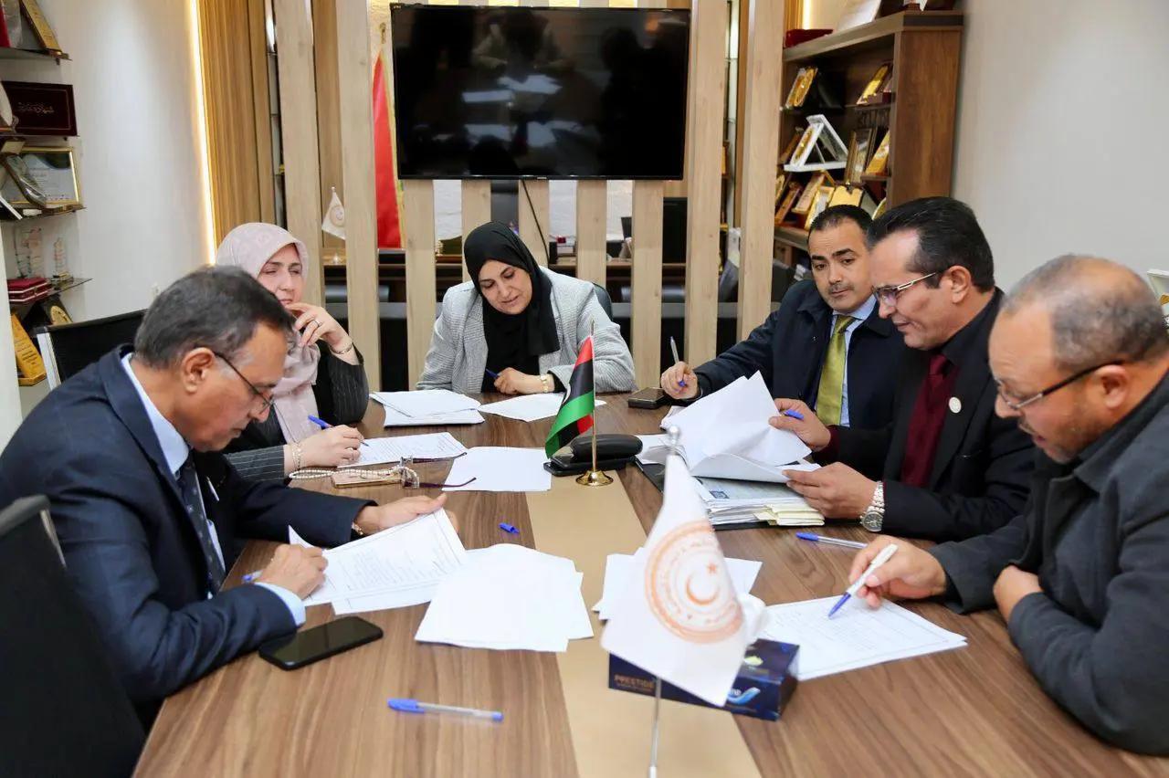 التربية تتابع ملفات «التسويات الوظيفية» للمعلمين التربية تتابع ملفات «التسويات الوظيفية» للمعلمين