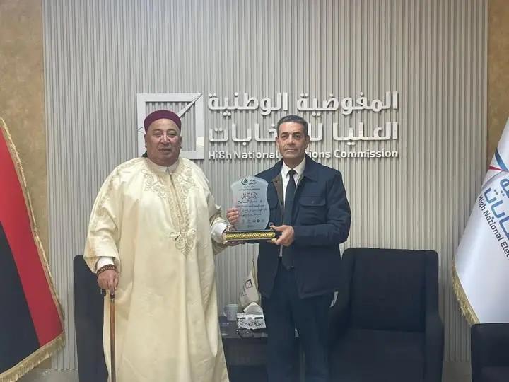 منسق شيوخ ليبيا يكرّم «السايح» لدعمه المسار الانتخابي منسق شيوخ ليبيا يكرّم «السايح» لدعمه المسار الانتخابي