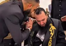 لحظة وفاء ألهبت المنصات.. خريج يهدي نجاحه لشقيقه المقعد لحظة وفاء ألهبت المنصات.. خريج يهدي نجاحه لشقيقه المقعد