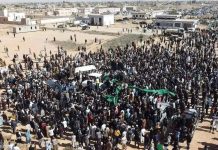 آلاف الليبيين يشيعون «سيف الإسلام القذافي» في بني وليد آلاف الليبيين يشيعون «سيف الإسلام القذافي» في بني وليد