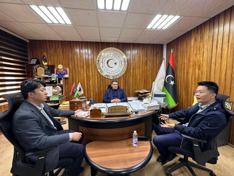 وزارة الصناعة تبحث مقترح إنشاء مصنع أسمنت في البلاد وزارة الصناعة تبحث مقترح إنشاء مصنع أسمنت في البلاد