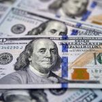 الدولار ينهي تداولات اليوم تحت حاجز 9 دنانير الدولار ينهي تداولات اليوم تحت حاجز 9 دنانير