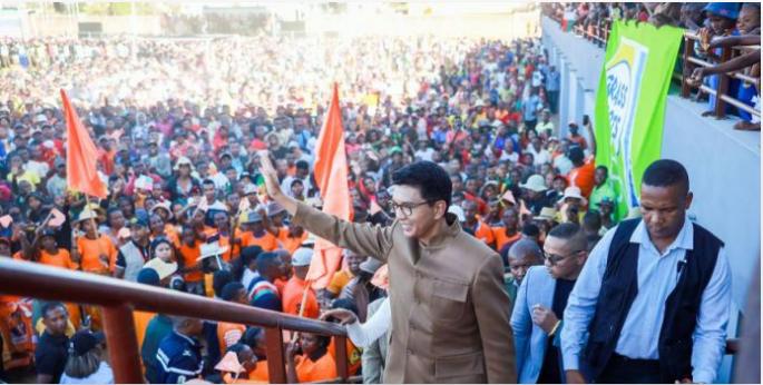 Andry Rajoelina répond à l’opposition : » L’homme politique pense aux élections, l’homme d’Etat pense à la génération future « Andry Rajoelina répond à l’opposition : » L’homme politique pense aux élections, l’homme d’Etat pense à la génération future «