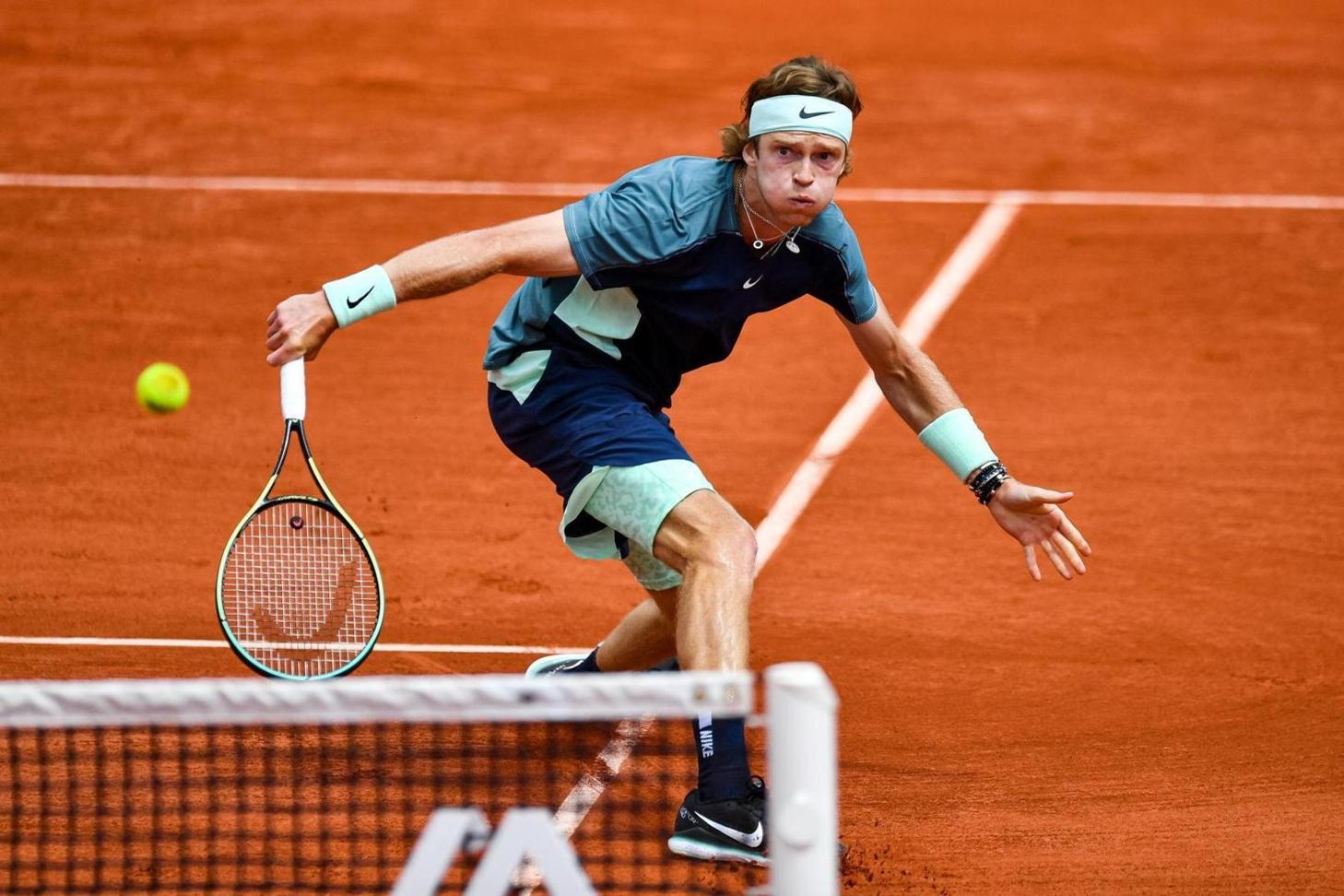 Roland-Garros : Rublev file en quarts après l’abandon de Sinner Roland-Garros : Rublev file en quarts après l’abandon de Sinner