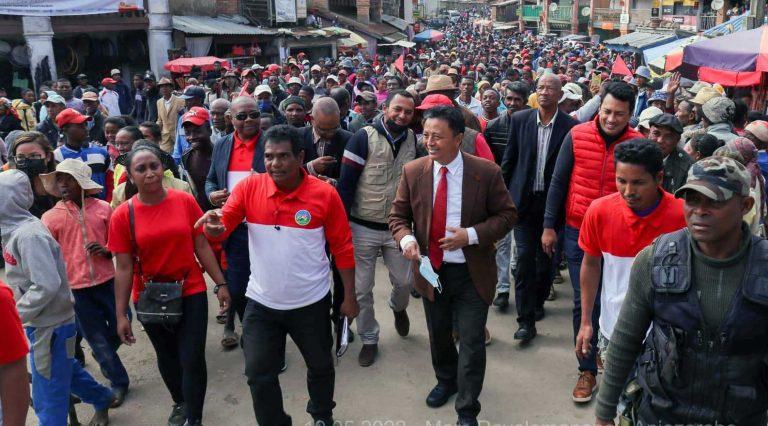 Marc Ravalomanana : Visite éclair à Anjozorobe Marc Ravalomanana : Visite éclair à Anjozorobe