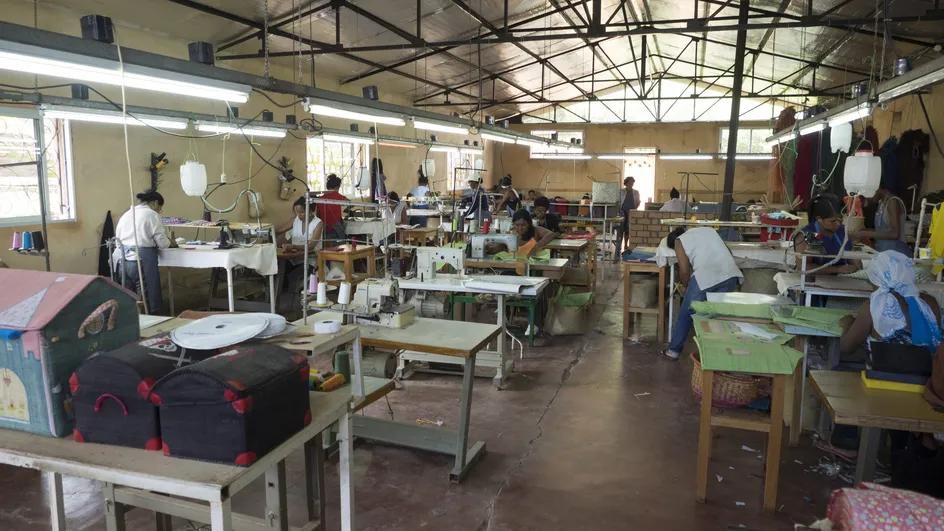 L'île de Madagascar est réputée pour ses brodeuses expérimentées dont les talents sont très demandés à l'approche des fêtes de fin d'année. L'île de Madagascar est réputée pour ses brodeuses expérimentées dont les talents sont très demandés à l'approche des fêtes de fin d'année.