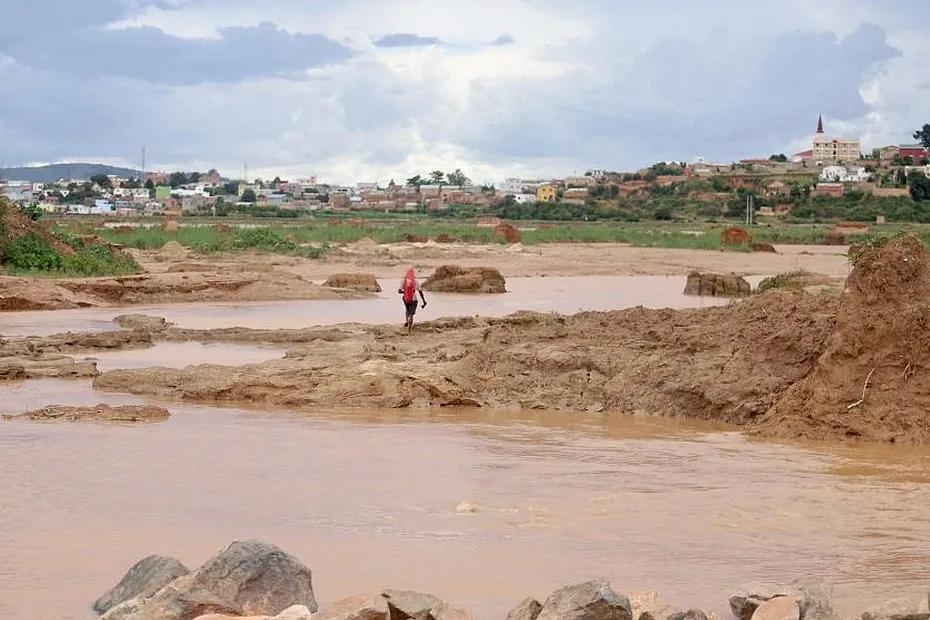 une famille foudroyée, une digue menace de céder et des inondations une famille foudroyée, une digue menace de céder et des inondations