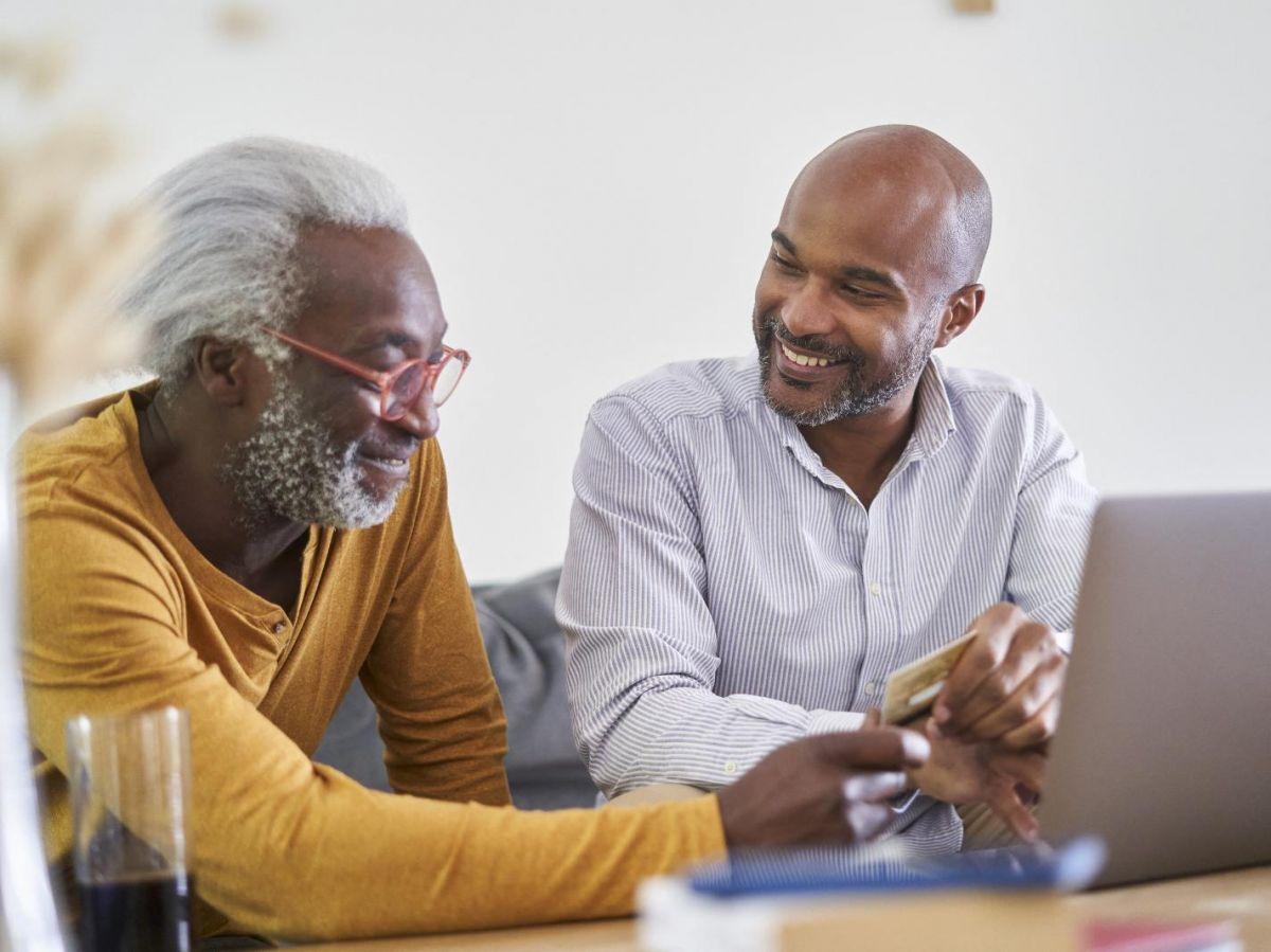 Les cheveux blancs seraient dus à un égarement des cellules qui colorent les cheveux Les cheveux blancs seraient dus à un égarement des cellules qui colorent les cheveux