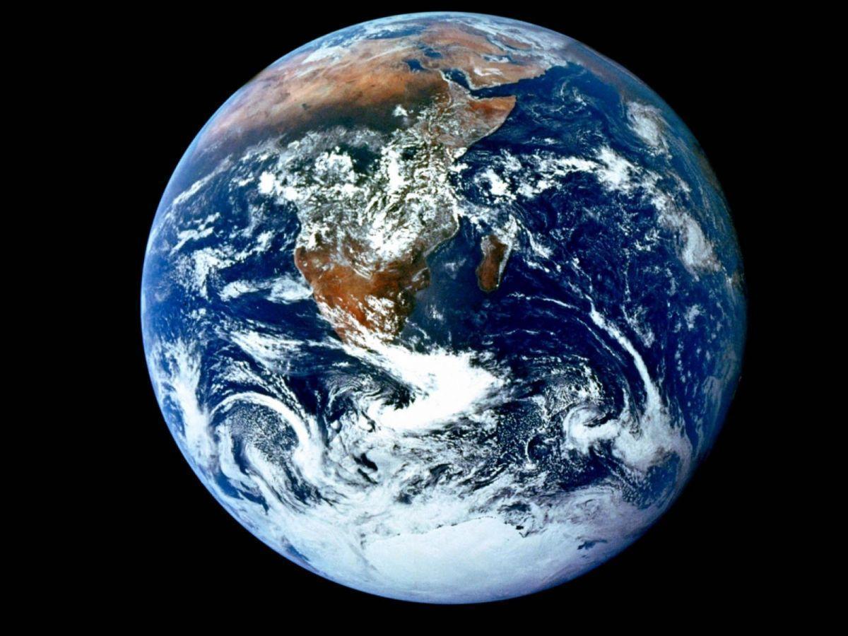 La planète Terre grossit-elle ou perd-elle de la masse ?