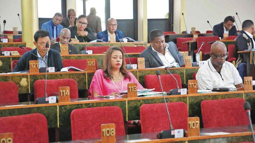 RAPPORT DU GOUVERNEMENT – Deuxième manche entre l’équipe Ntsay et les députés RAPPORT DU GOUVERNEMENT – Deuxième manche entre l’équipe Ntsay et les députés